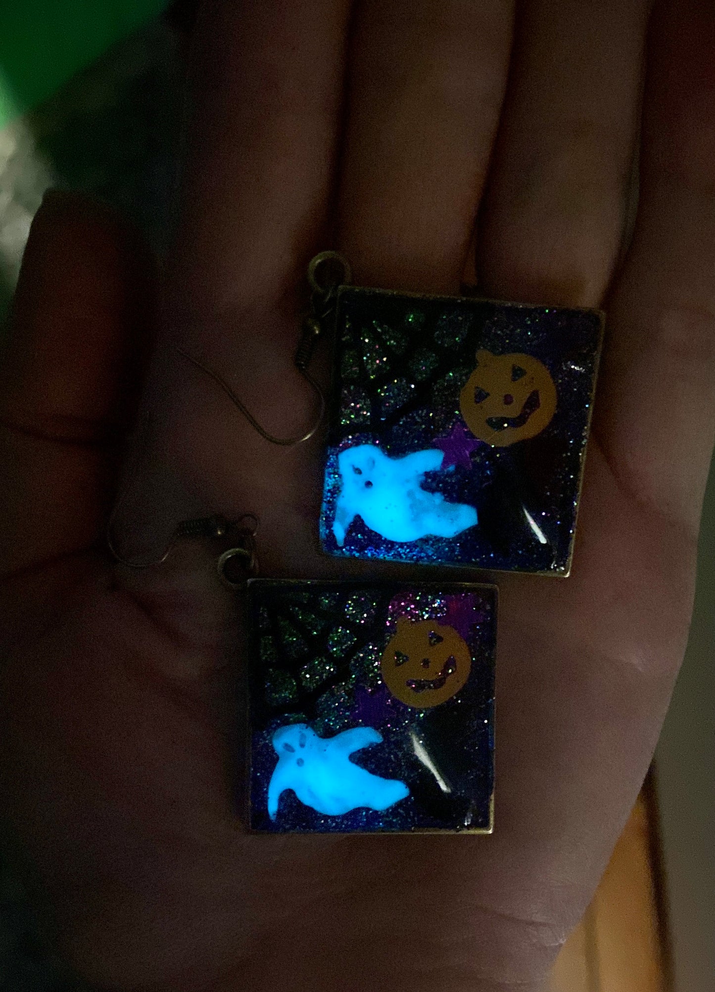 Resin Jewelry Workshop: Halloween themed or Dried Flowers . Saturday October 21 . Tap that Tap Room