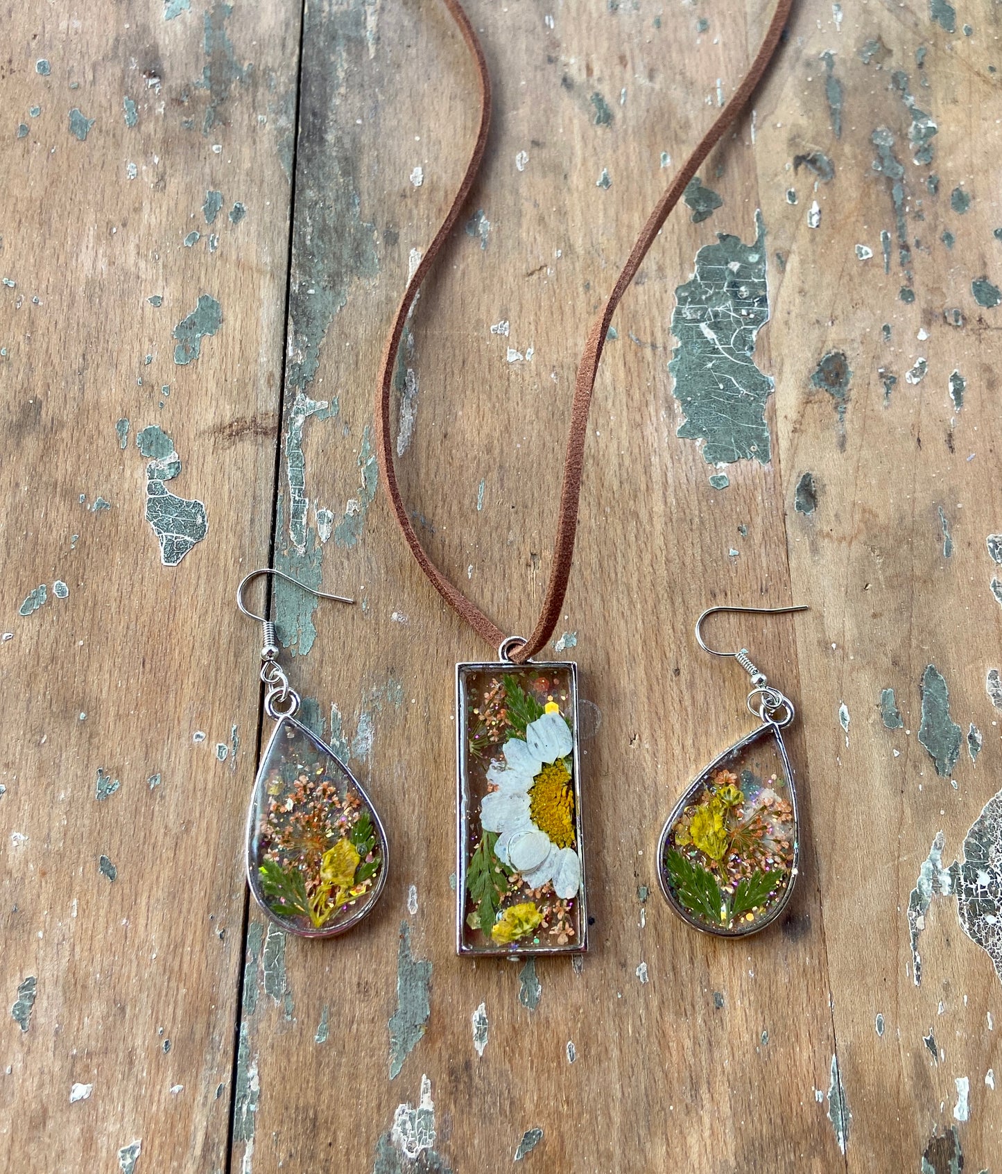 Resin Jewelry Workshop: Halloween themed or Dried Flowers . Saturday October 21 . Tap that Tap Room